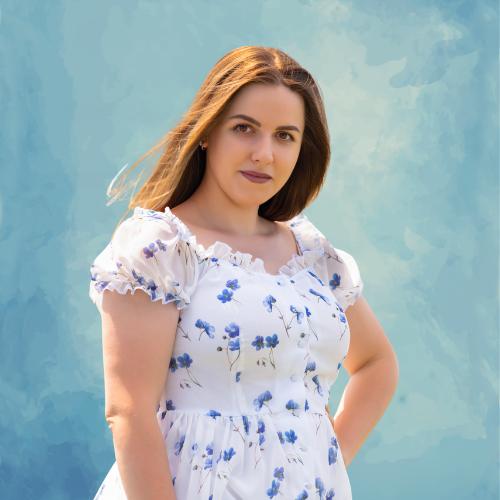 אישה עם שמלה פרחונית