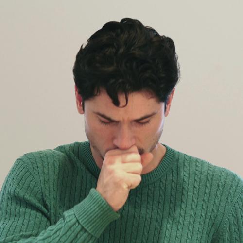 גבר משתעל